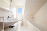 Badezimmer - Oben drüber nur der Himmel – Ihre stilvolle Dachgeschosswohnung in Groß Flottbek.