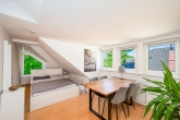 Schlaf- und Essbereich - Oben drüber nur der Himmel – Ihre stilvolle Dachgeschosswohnung in Groß Flottbek.